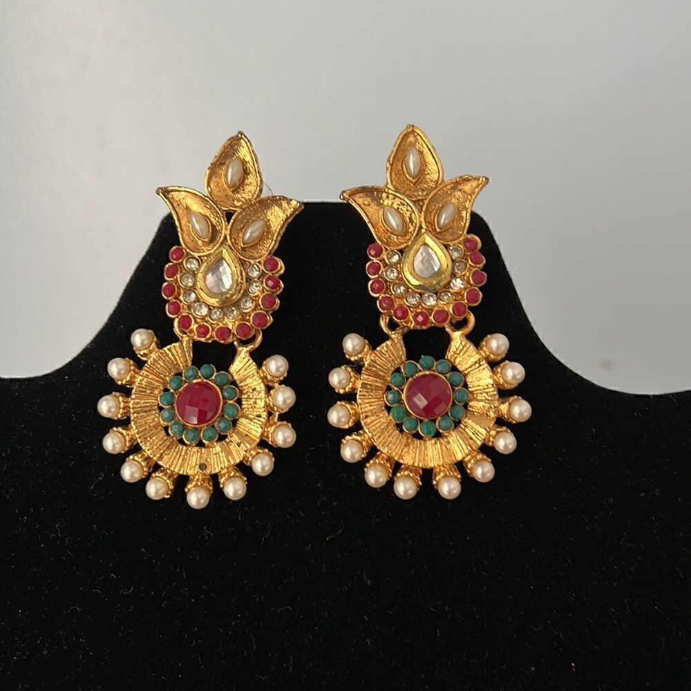 Gorgeous drop earrings - gold tone with colored stones and pearls - Picture 4 of 7
